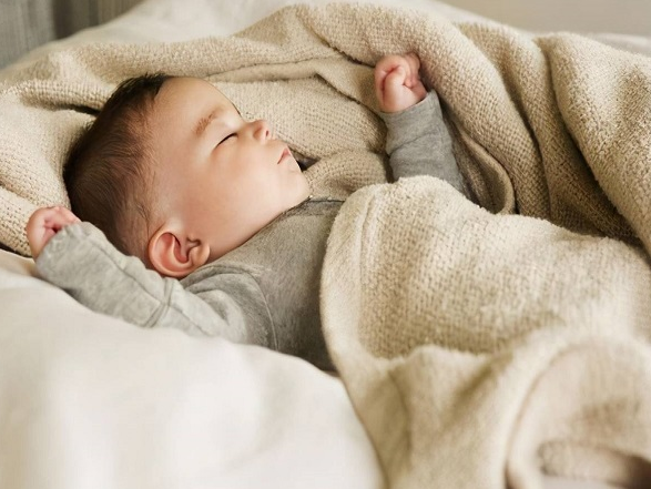 0-3月婴儿睡觉正确姿势