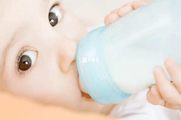 很多宝宝都会出现呛奶的现象