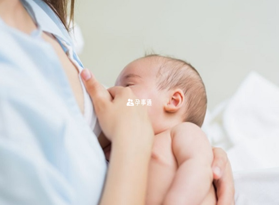 吃奶后拍嗝能够帮助宝宝排出胃部空气