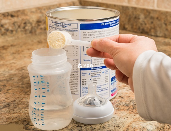 婴儿奶粉能够满足宝宝生长发育的营养所需