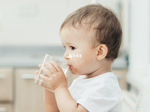 多喝白开水可帮助孩子退烧