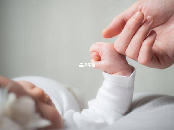 过早竖抱婴儿容易导致颈椎方面出现损伤
