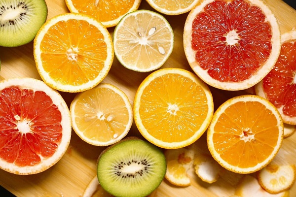 猕猴桃和橙子富含维生素C